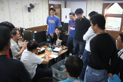 An instructor explains computer repair at a previous class for migrant workers in Seoul.(Yangcheon Global Migrant Center)