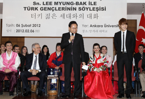 President Lee Myung bak introduces Kim Jae-joong to the students of Ankara University, 6 February 2012 (GMT). (Yonhap)