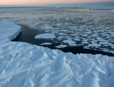 Giant icebergs surrounded by Antarrctic ice floe in Vincennes Bay. Russian researchers say they have succeeded in drilling through four kilometers of ice to the surface of a sub-glacial Antarctic lake which could yield important scientific discoveries. (AFP)