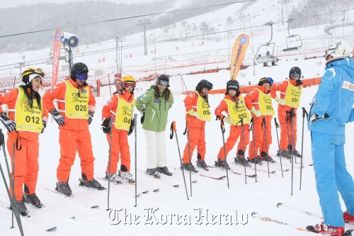 Participants practice skiing during the 2011 Dream Program at Alpnesia Resort, PyeongChang, Gangwon Province. (Gangwon Province Government)