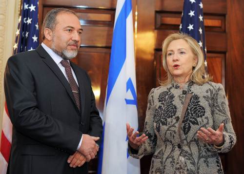 U.S. Secretary of State Hillary Clinton (right) chats with Israeli Foreign Minister Avigdor Lieberman before a meeting at the State Department in Washington, D.C. on Tuesday. (AFP-Yonhap News)