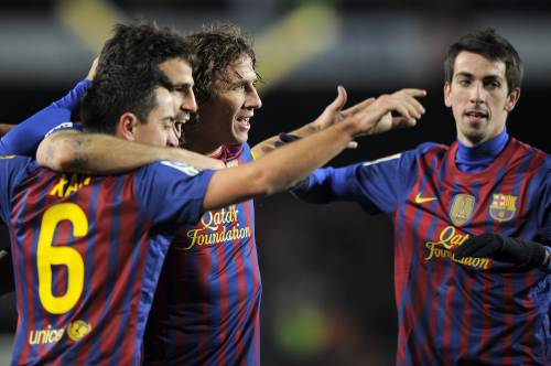 Barcelona’s midfielder Xavi Hernandez (left) celebrates with his teammate after scoring during the Spanish Cup second leg semifinal football match, FC Barcelona vs Valencia CF, at the Camp Nou stadium in Barcelona on Wednesday. (AFP-Yonhap News)