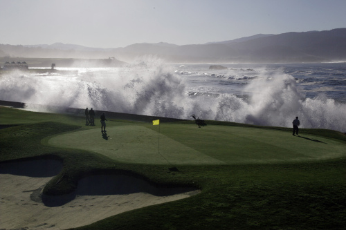 Greenskeepers look on as waves crash over the seawall on the 18th hole during a practice round at the AT&T Pebble Beach National Pro-Am PGA Tour golf tournament in Pebble Beach on Wednesday. (AP-Yonhap News)