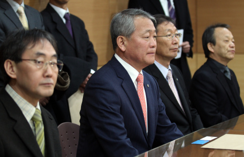 Korean Federation of Teachers’ Association head Ahn Yang-ok (second from left) and the group’s other senior officials visit the Seoul Metropolitan Police Agency Thursday to protest the recent investigations of teachers over school violence. (Yonhap News)