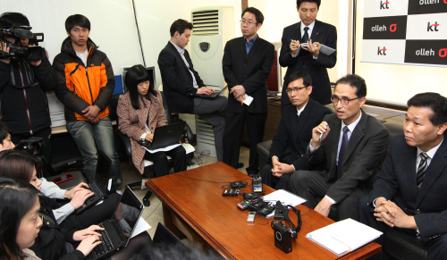 Kim Hyo-sil (second from right), executive vice president of KT’s smart network policy task force, speaks during a news conference at the company’s press room in Gwanghwamun, central Seoul, on Thursday. (Yonhap News)