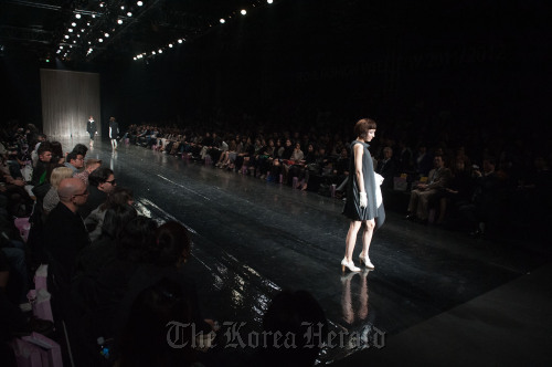 A view of Miss Gee Collection’s show during the 2011 F/W Seoul Fashion Week (SFW)