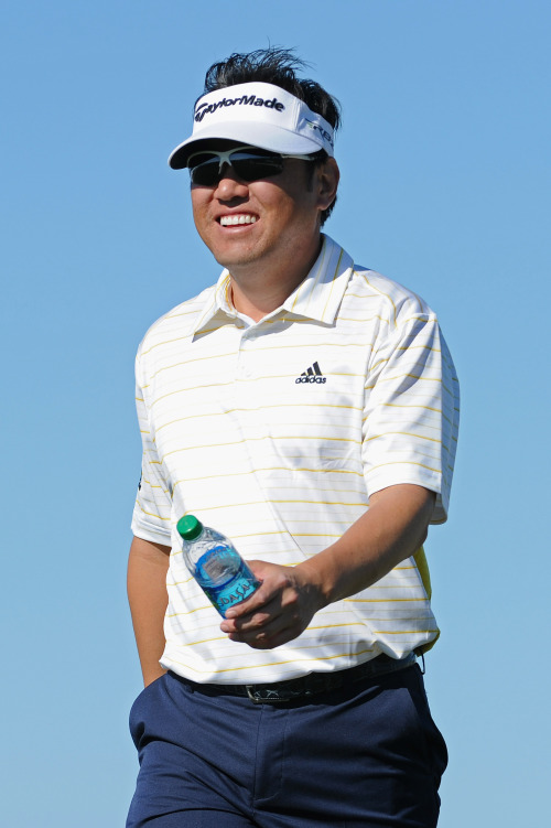 Charlie Wi of Korea walks off the 13th tee. (AFP-Yonhap News)