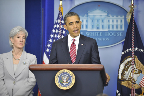 U.S. President Barack Obama, accompanied by Human Services Secretary Kathleen Sebelius, delivers a statement at the White House in Washington, D.C., Friday. (Xinhua-Yonhap News)