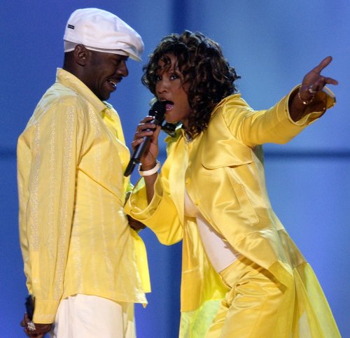 In this May 22, 2003, file photo, Whitney Houston (right) and then husband, Bobby Brown, perform during the “VH1 Divas” duets show in Las Vegas. (AP-Yonhap News)