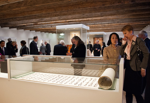 Visitors look around Korean antiquities at the newly opened Korean room at the Museum of East Asia in Stockholm on Saturday. (Yonhap News)