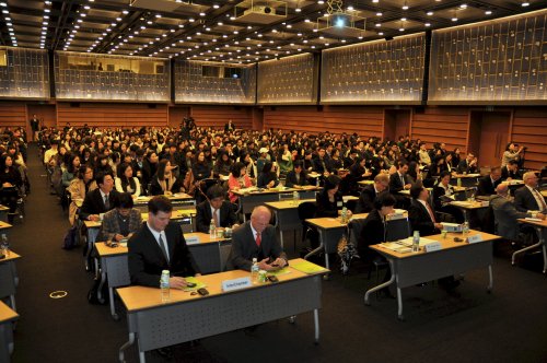 Nearly 900 young people listened to presentations by key businesspeople at the Interchamber Global Career Forum in Seoul on Feb. 9. (Yoav Cerralbo/The Korea Herald)
