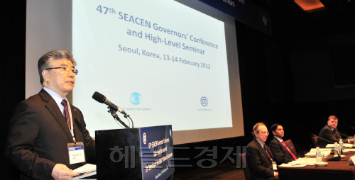 Bank of Korea Gov. Kim Choong-soo (left) delivers an opening speech at the SEACEN Governor’s Conference and High-Level Seminar held at a hotel in Seoul on Monday. (Kim Myung-sub/The Korea Herald)