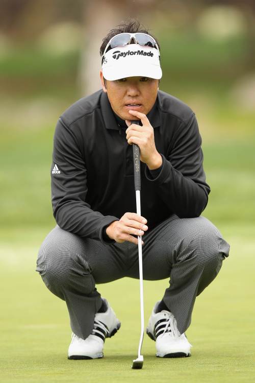 Korea’s Charlie Wi lines up a putt on Sunday. (AFP-Yonhap News)