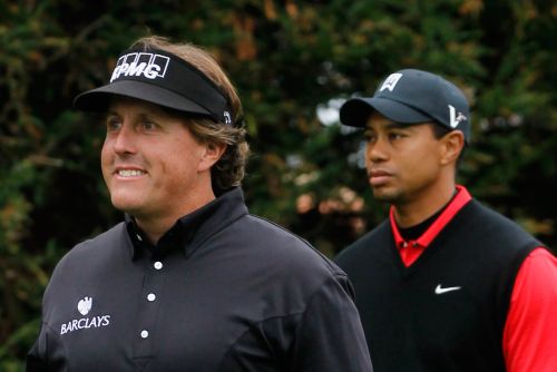 Phil Mickelson (left) and Tiger Woods survey the second tee on Sunday. (AFP-Yonhap News)