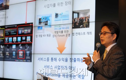 Lee Kyung-shik, vice president of the visual display business at Samsung, explains its position over KT’s Internet cut on its smart TVs at its office in southern Seoul on Monday. (Lee Sang-sub/The Korea Herald)