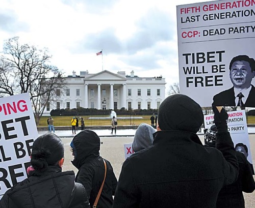 Tibetan rights activists hold placards during a demonstration protesting the upcoming visit of Chinese Vice President Xi Jinping outside the White House in Washington, D.C., Sunday.(AFP-Yonhap News)