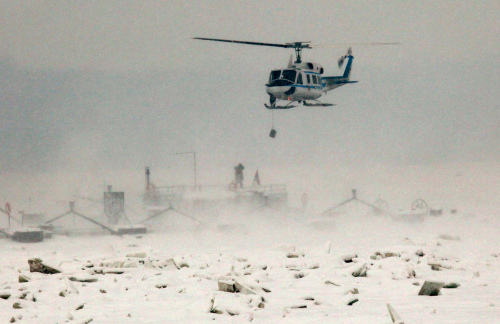 A Serbian police helicopter delivers food to sailors stuck on stranded boats on the Danube river near Smederevo, Serbia, Monday. (AP-Yonhap News)