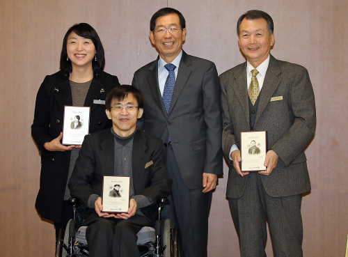 The three new honorary Seoul vice mayors, Kim Young-gyoung (left), Yang Won-tae (second from left), Park Jong-hwa (right) and Seoul Mayor Park Won-soon, at the appointment ceremony at Seoul City Hall on Monday. (Yonhap News)