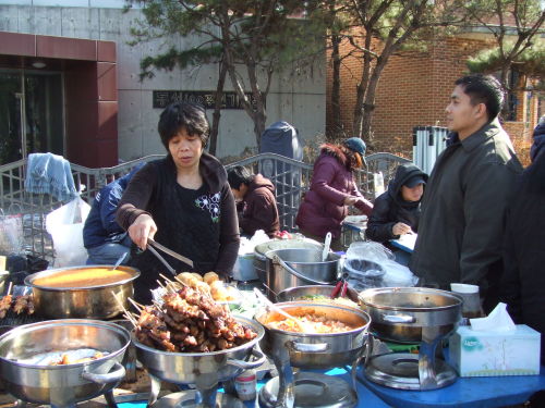 Ana Liza prepares Filipino food at her stall in the Filipino market in Hyehwa-dong, Seoul, Sunday. (Yi Ji-won/The Korea Herald)