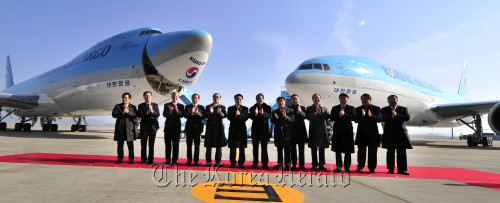 Korean Air executives and government officials applaud at a ceremony to introduce the carrier’s new freighters at Gimpo International Airport on Tuesday. (Kim Myung-sub/The Korea Herald)