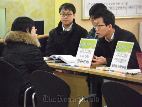 A Chinese immigrant takes part in consultations at the Onsite Counseling session held by the Seoul Metropolitan Government Sunday. (Seoul Global Center)