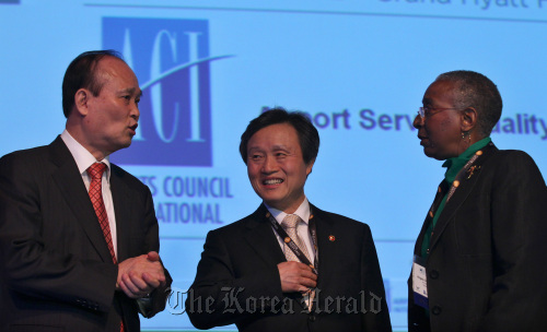 Transportation Minister Kwon Do-youp (center) and Incheon International Airport Corp. chief executive Lee Chae-wook (left) speak with Airports Council International’s director-general Angela Gittens at a forum in Seoul on Tuesday. (Yonhap News)