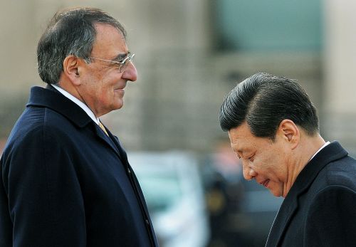 China’s Vice President Xi Jinping (right) walks back to the stage after reviewing a guard of honor as U.S. Secretary of Defense Leon E. Panetta looks on at the Pentagon in Washington, D.C. on Tuesday. (AFP-Yonhap News)