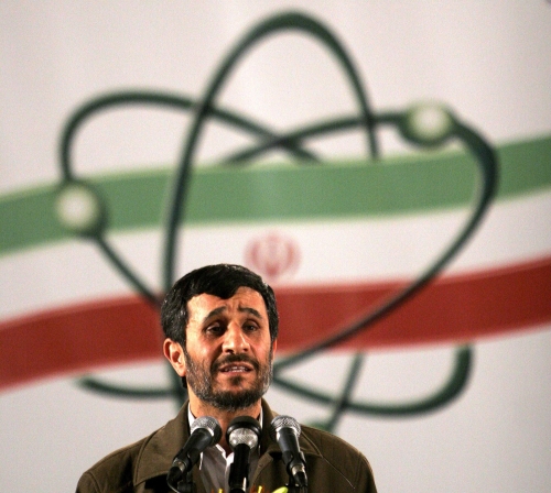 In this April 9, 2007 file photo, Iranian President Mahmoud Ahmadinejad speaks at a ceremony in Iran`s nuclear enrichment facility in Natanz, 300 kilometers 186 (miles) south of capital Tehran, Iran. (AP-Yonhap News)