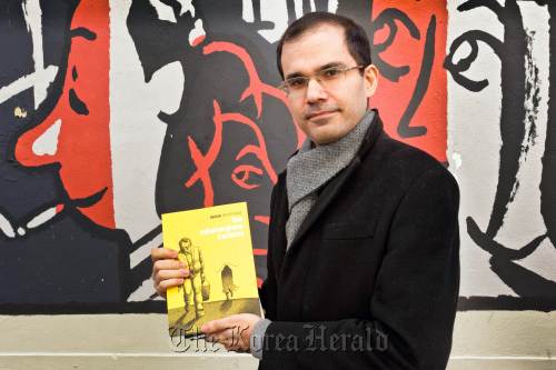 Iran’s cartoonist Mana Neyestani poses with his album entitled “An Iranian Metamorphosis” at the 39th edition of Angouleme world comic strip festival headed by American Art Spiegelman, on Jan. 28 in Angouleme, southwestern France. (AFP-Yonhap News)