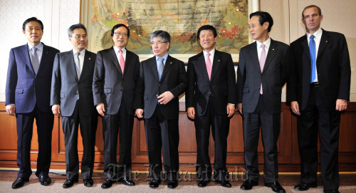 Bank of Korea Gov. Kim Choong-soo (center) poses with presidents of the nation’s major banks at a meeting to discuss Korea’s economic trends at the central bank’s headquarters in Seoul on Friday. (Kim Myung-sub/The Korea Herald)