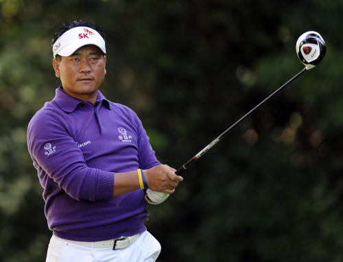 Choi Kyung-ju watches his tee shot on the 12th hole during the first round of the Northern Trust Open at the Riviera Country Club in Pacific Palisades, California, Thursday. (AFP-Yonhap News)