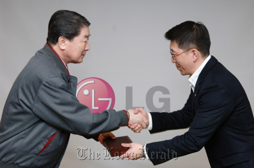 LG Electronics vice chairman Koo Bon-joon (left) delivers a letter of appointment to the new representative of the “Junior Board” at the company’s headquarters in Yeouido, Seoul, on Thursday. (LG Electronics)