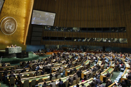 In this photo provided by the United Nations, Syrian Ambassador to the United Nations Bashar Ja`afari can be seen on the monitor as he addresses the U. N. General Assembly at United Nations Headquarters on Thursday. The United Nations General Assembly voted overwhelmingly to back an Arab League plan calling for Syrian President Bashar Assad to step down and strongly condemning human rights violations by his regime. (AP-Yonhap News)