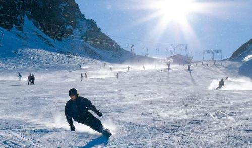 Skiers on the slopes at Soelden, Austria (Alan Behr/MCT)
