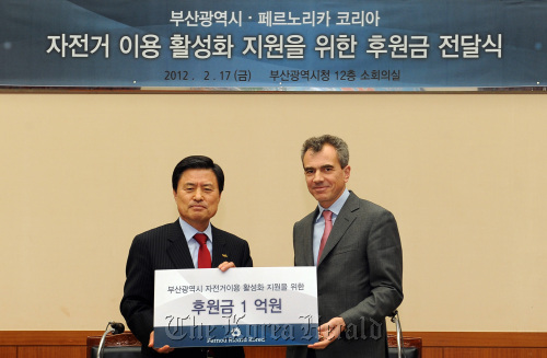 Pernod Ricard Korea’s managing director Jean-Manuel Spriet (right) poses with Busan Mayor Hur Nam-sik after donating 100 million won ($88,800) to the city on Friday. (Pernod Ricard Korea)