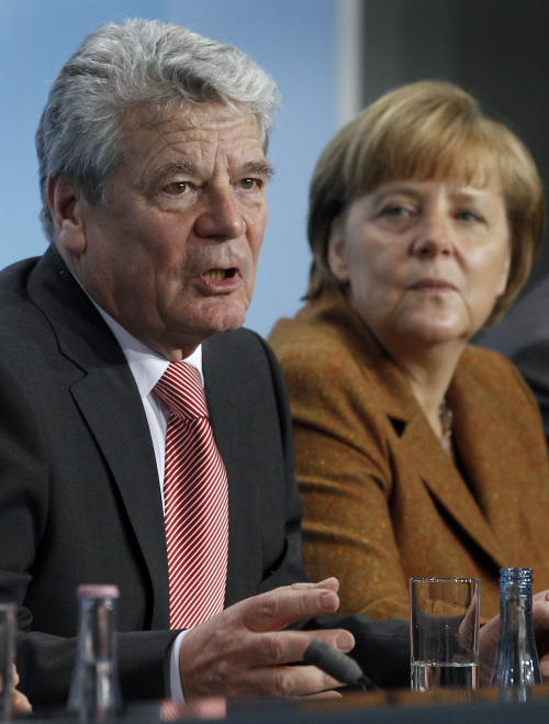 German Chancellor Angela Merkel (right) and the Theologian and designated German President Joachim Gauck address the media during a joint press conference at the chancellery in Berlin, Germany, Sunday. (AP-Yonhap News)