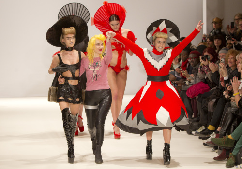 Model and actress Jaime Winstone (right) takes the applause with designer Pam Hogg (center), during London Fashion Week, Sunday. (AP-Yonhap News)