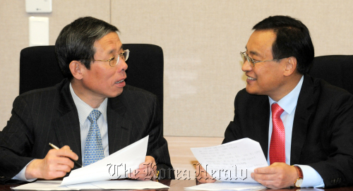 Korean Ambassador to Peru Park Hee-kwon (right) and Korean Ambassador to Argentina Han Byung-gil discuss the Korean Wave during an interview in Seoul, Sunday.(Ahn Hoon/The Korea Herald)