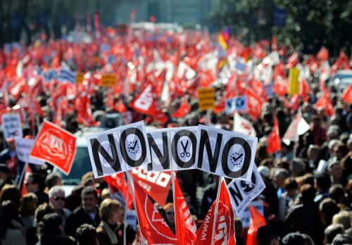 People gather in central Madrid during a demonstration called by Spain’s two biggest unions to protest against sweeping labor market reforms that make it easier to slash pay and lay off workers on Sunday. (AFP-Yonhap News)