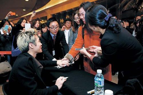 Pianist Lim Dong-hyek signs an autograph for one of his fans after his recital at the Seoul Arts Center on Feb. 18. (CREDIA)