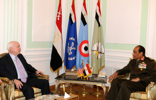 The head of Egypt’s ruling SCAF Field Marshal Hussein Tantawi (right) meets with U.S. Senator John McCain in Cairo on Monday. (Xinhua-Yonap News)