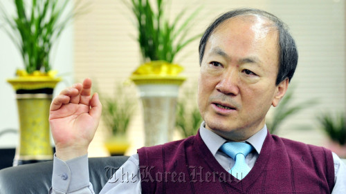 Park In-hwan, the new chief of the Prime Ministerial commission on investigating issues regarding forced labor during Japan’s occupation of Korea, speaks during a recent interview. (Kim Myung-sub/The Korea Herald)