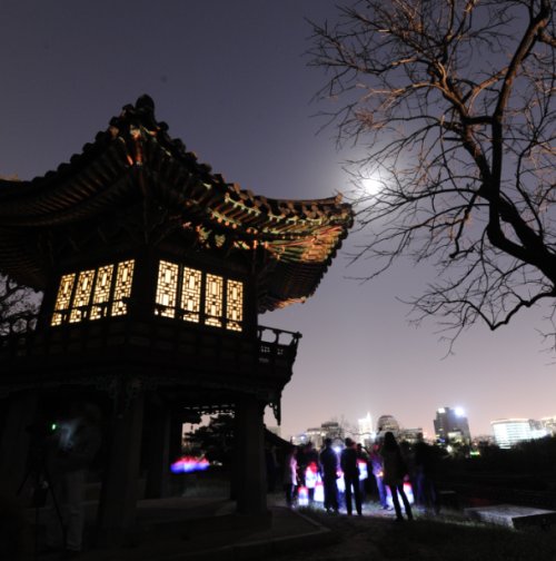 A picturesque view of Changdeokgung during a late-night tour of the palace (Cultural Heritage dministration)