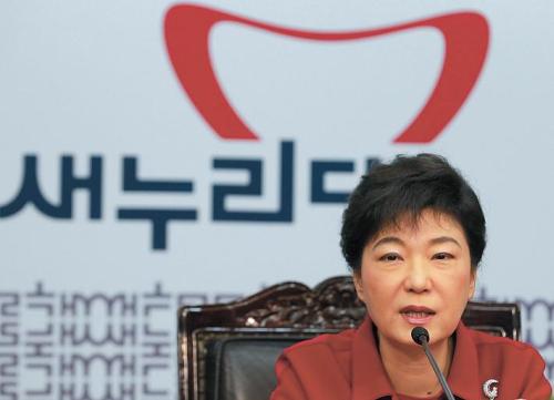 Logos (below) of the four conservative predecessors to the Saenuri Party. Rep. Park Geun-hye (above), Saenuri’s interim leader, presides over a meeting of its emergency council last week. (Yonhap News)