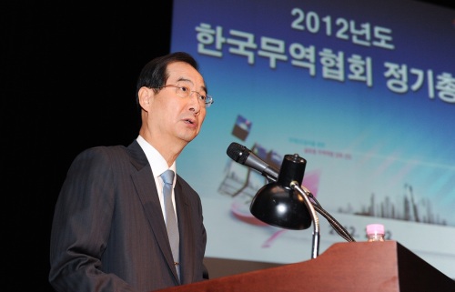 Han Duck-soo, new chairman of the Korea International Trade Association, speaks during an inaugural ceremony on Wednesday. (KITA)