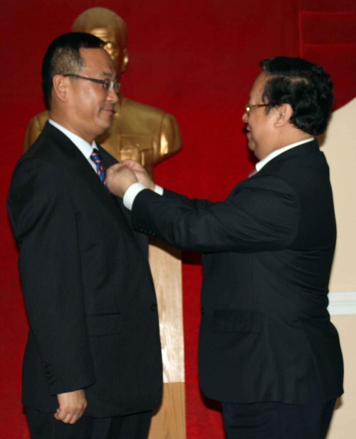 Kim Sun-han (left) receives a Medal for Peace and Friendship from Vu Xuan Hong, chairman of the Vietnam Union Friendship Organization, in Hanoi on Wednesday. (Yonhap News)