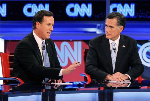 Republican presidential candidate former U.S. Sen. Rick Santorum (left) makes a point as former Massachusetts Gov. Mitt Romney looks on during a debate sponsored by CNN and the Republican Party of Arizona at the Mesa Arts Center in Mesa, Arizona on Wednesday. (AFP-Yonhap News)