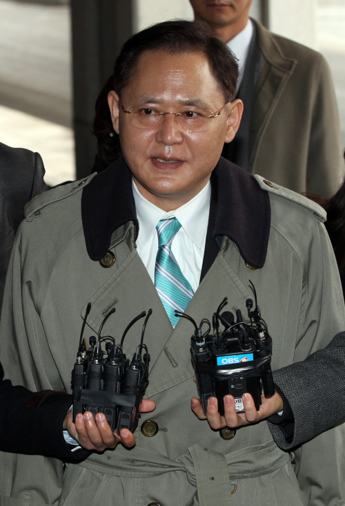 Kim Eun-seok, former energy and resources ambassador of the Ministry of Foreign Affairs and Trade, addresses the media as he appears at Seoul Central District Prosecutors Office in Seoul on Thursday for the second time to be questioned on the CNK diamond mine scandal. (Yonhap News)