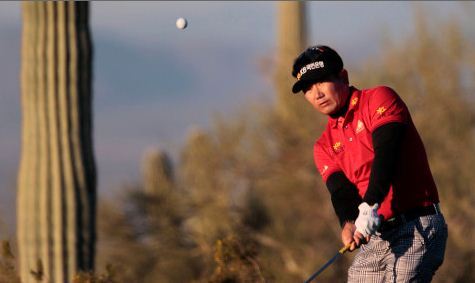 Korea’s Yang Yong-eun chips onto the first green at the Match Play Championship on Wednesday. (AP-Yonhap News)