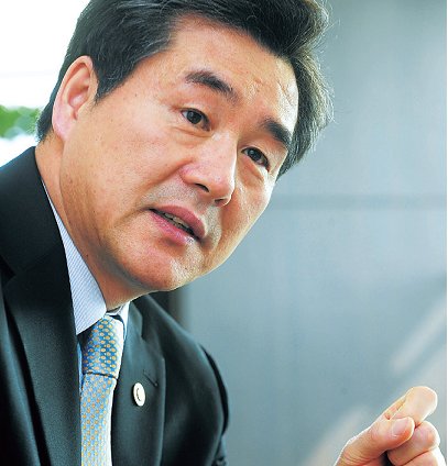 Korea Meteorological Agency Administrator Cho Seok-joon speaks during a recent interview at his office in Seoul. (Park Hae-mook/The Korea Herald)